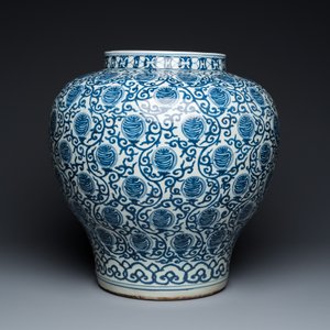 Grand pot en porcelaine de Chine en bleu et blanc à décor de caractères Shou, marque de Wanli mais probablement République — photo 3