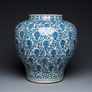 Grand pot en porcelaine de Chine en bleu et blanc à décor de caractères Shou, marque de Wanli mais probablement République — photo 5
