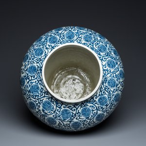 Grand pot en porcelaine de Chine en bleu et blanc à décor de caractères Shou, marque de Wanli mais probablement République — photo 6