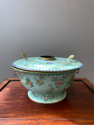 Grand récipient de cuisson en émaux de Canton à décor floral sur fond vert, Chine, 18ème — photo 3