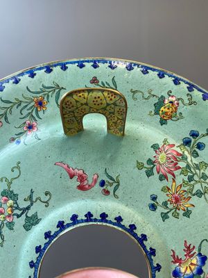 Grand récipient de cuisson en émaux de Canton à décor floral sur fond vert, Chine, 18ème — photo 7