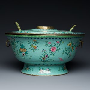 Grand récipient de cuisson en émaux de Canton à décor floral sur fond vert, Chine, 18ème — photo 4