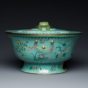 Grand récipient de cuisson en émaux de Canton à décor floral sur fond vert, Chine, 18ème — photo 5