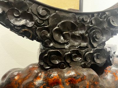Grand socle en bois sculpté et laqué en forme de crapaud à trois pattes, Chine, Ming — photo 11