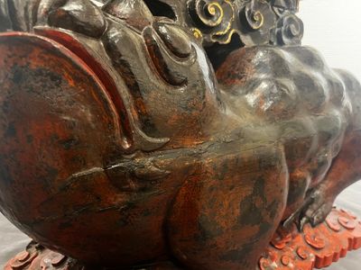 Grand socle en bois sculpté et laqué en forme de crapaud à trois pattes, Chine, Ming — photo 3