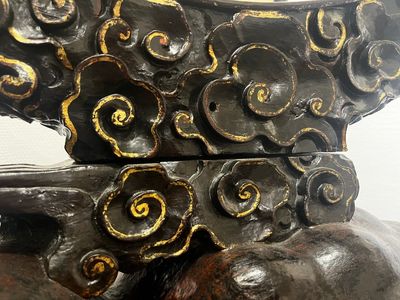 Grand socle en bois sculpté et laqué en forme de crapaud à trois pattes, Chine, Ming — photo 7