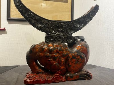 Grand socle en bois sculpté et laqué en forme de crapaud à trois pattes, Chine, Ming — photo 10