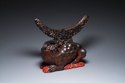 Grand socle en bois sculpté et laqué en forme de crapaud à trois pattes, Chine, Ming