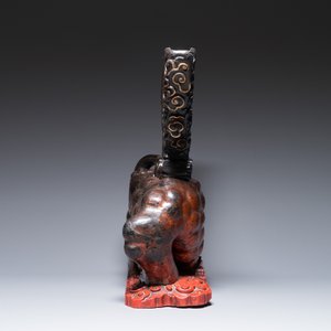Grand socle en bois sculpté et laqué en forme de crapaud à trois pattes, Chine, Ming — photo 5