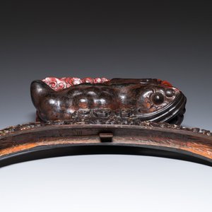 Grand socle en bois sculpté et laqué en forme de crapaud à trois pattes, Chine, Ming — photo 6