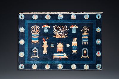 Grand tapis à décor d'antiquités sur fond bleu, Chine, 19ème