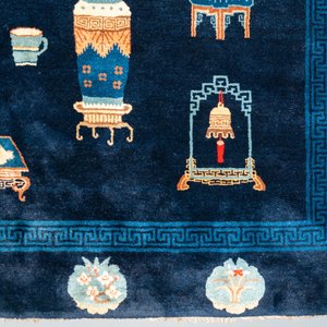 Grand tapis à décor d'antiquités sur fond bleu, Chine, 19ème — photo 5