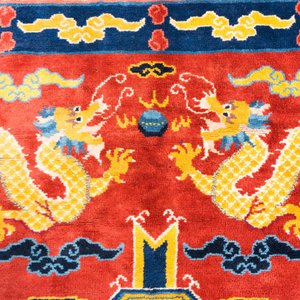 Grand tapis à décor du Bouddha de Médecine ou Bhaishajyaguru sur fond jaune, possiblement Ningxia, Chine, 19/20ème — photo 5