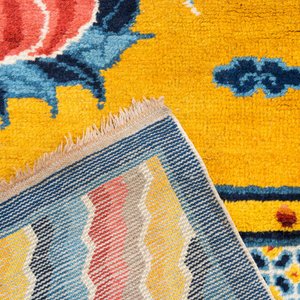 Grand tapis à décor du Bouddha de Médecine ou Bhaishajyaguru sur fond jaune, possiblement Ningxia, Chine, 19/20ème — photo 8