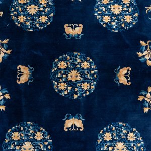 Grand tapis en bleu foncé à décor de fleurs et papillons, 19/20ème — photo 3