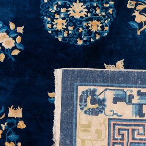 Grand tapis en bleu foncé à décor de fleurs et papillons, 19/20ème — photo 5