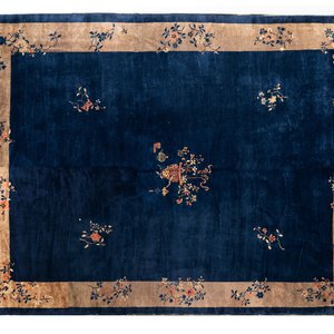 Grand tapis en bleu foncé à décor floral, 19/20ème — photo 1