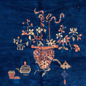 Grand tapis en bleu foncé à décor floral, 19/20ème — photo 4