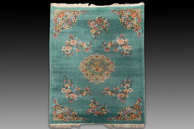 Grand tapis en vert émeraude à décor floral, Chine, République