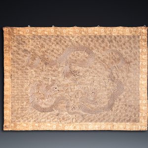 Grand tapis mural en soie brodée au fil métallique à décor de trois dragons, Japon, Edo, 18/19ème — photo 1