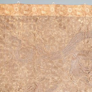Grand tapis mural en soie brodée au fil métallique à décor de trois dragons, Japon, Edo, 18/19ème — photo 2