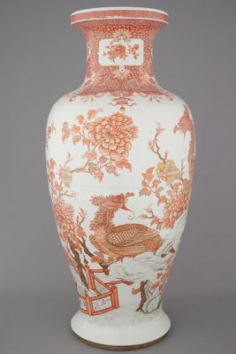 Grand vase chinois aux emaux corails et dorés, à décor de paon, Qianlong 18e