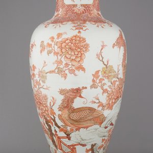 Grand vase chinois aux emaux corails et dorés, à décor de paon, Qianlong 18e — photo 1