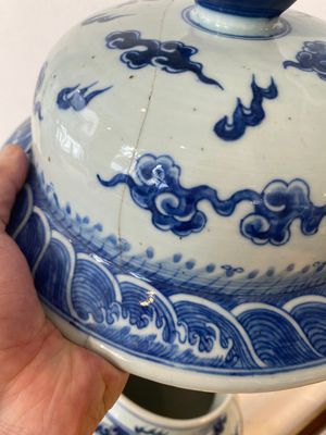 Grand vase couvert en porcelaine de Chine en bleu et blanc à décor de dragons, 19ème — photo 11