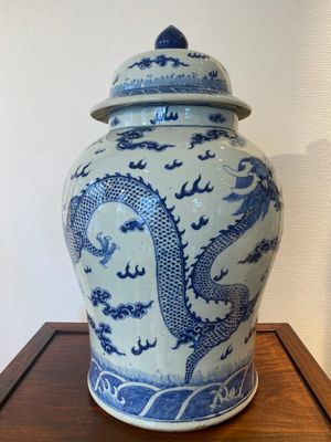 Grand vase couvert en porcelaine de Chine en bleu et blanc à décor de dragons, 19ème — photo 2
