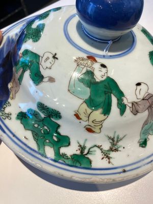 Grand vase couvert en porcelaine de Chine wucai à décor de l'anniversaire de Guo Ziyi, époque Transition — photo 10
