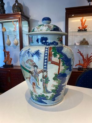 Grand vase couvert en porcelaine de Chine wucai à décor de l'anniversaire de Guo Ziyi, époque Transition — photo 2