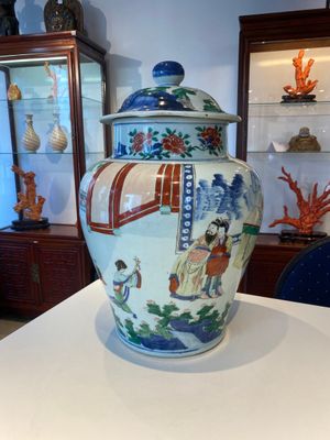Grand vase couvert en porcelaine de Chine wucai à décor de l'anniversaire de Guo Ziyi, époque Transition — photo 3