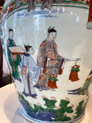 Grand vase couvert en porcelaine de Chine wucai à décor de l'anniversaire de Guo Ziyi, époque Transition — photo 4