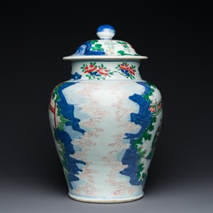 Grand vase couvert en porcelaine de Chine wucai à décor de l'anniversaire de Guo Ziyi, époque Transition — photo 3