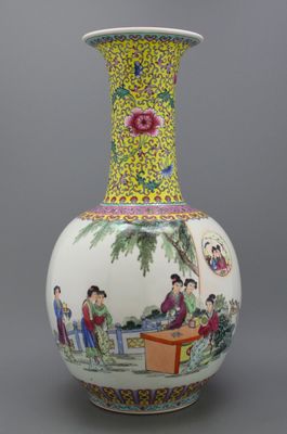 Grand vase de forme bouteille Tian qiu ping en porcelaine de Chine, famille rose, République, 20e