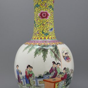 Grand vase de forme bouteille Tian qiu ping en porcelaine de Chine, famille rose, République, 20e — photo 1