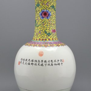 Grand vase de forme bouteille Tian qiu ping en porcelaine de Chine, famille rose, République, 20e — photo 2