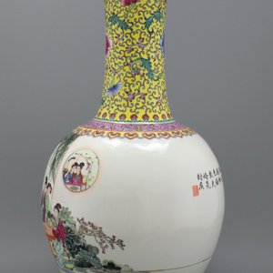 Grand vase de forme bouteille Tian qiu ping en porcelaine de Chine, famille rose, République, 20e — photo 3