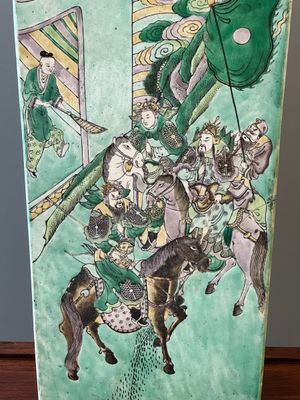 Grand vase de forme carrée en biscuit émaillé vert à décor du roman 'Les Trois Royaumes', Chine, 19ème — photo 13