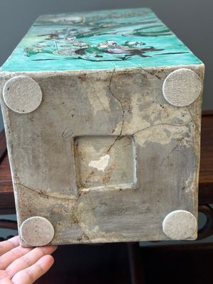 Grand vase de forme carrée en biscuit émaillé vert à décor du roman 'Les Trois Royaumes', Chine, 19ème — photo 19