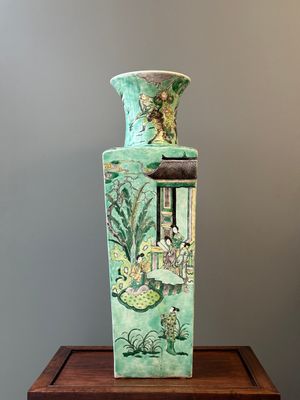 Grand vase de forme carrée en biscuit émaillé vert à décor du roman 'Les Trois Royaumes', Chine, 19ème — photo 3