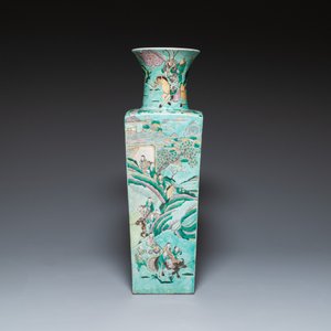 Grand vase de forme carrée en biscuit émaillé vert à décor du roman 'Les Trois Royaumes', Chine, 19ème — photo 2