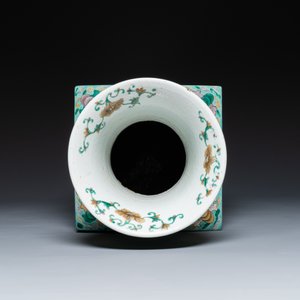 Grand vase de forme carrée en biscuit émaillé vert à décor du roman 'Les Trois Royaumes', Chine, 19ème — photo 6