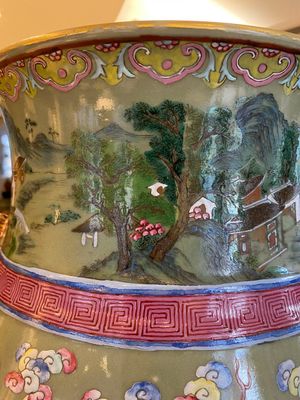 Grand vase de forme 'hu' à décor de dragons en porcelaine de Chine famille rose à fond céladon, 19ème — photo 12