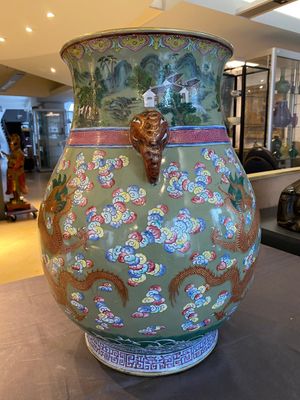 Grand vase de forme 'hu' à décor de dragons en porcelaine de Chine famille rose à fond céladon, 19ème — photo 17
