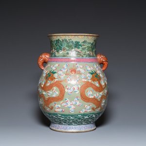 Grand vase de forme 'hu' à décor de dragons en porcelaine de Chine famille rose à fond céladon, 19ème — photo 1
