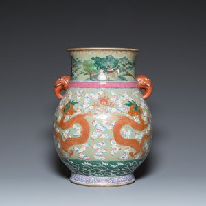 Grand vase de forme 'hu' à décor de dragons en porcelaine de Chine famille rose à fond céladon, 19ème — photo 3