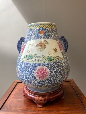 Grand vase de forme 'hu' en porcelaine de Chine doucai-rose à décor de papillons et d'oiseaux, marque et époque de Qianlong — photo 1