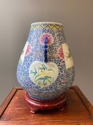 Grand vase de forme 'hu' en porcelaine de Chine doucai-rose à décor de papillons et d'oiseaux, marque et époque de Qianlong — photo 2