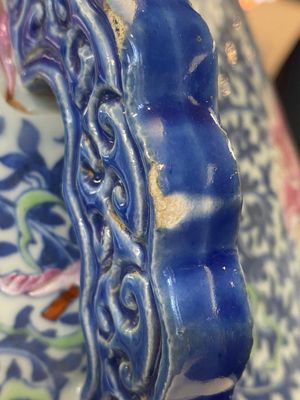 Grand vase de forme 'hu' en porcelaine de Chine doucai-rose à décor de papillons et d'oiseaux, marque et époque de Qianlong — photo 25